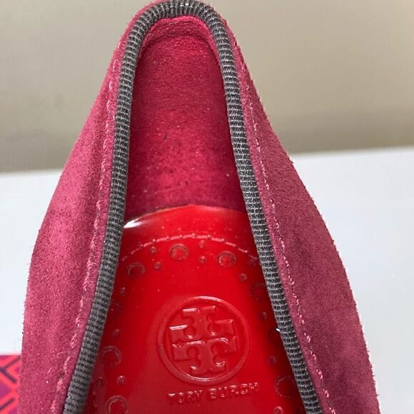 TORY BURCH Red Suede Leather Gold Studded Women’s Pumps Gothic Victorian 7.5 NiB - Picture 9 of 11